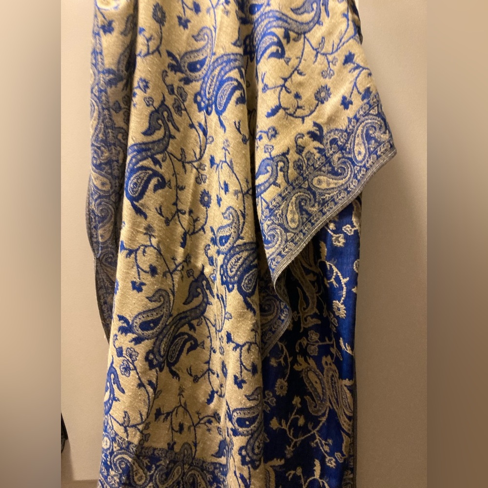 Womens wrap blue made in India, beautiful feel over a pretty blouse